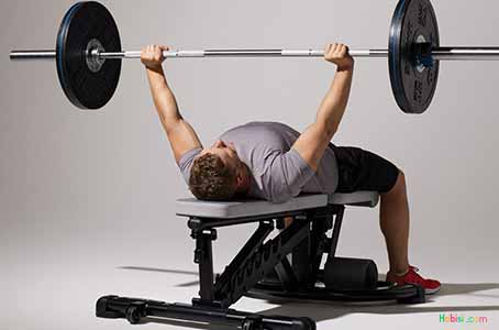 halterde bench press hareketi yapımı