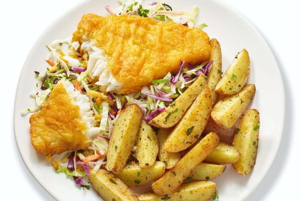 Ev Yapımı Dilim Patates ve Lahana Salatası ile Morina Balığı